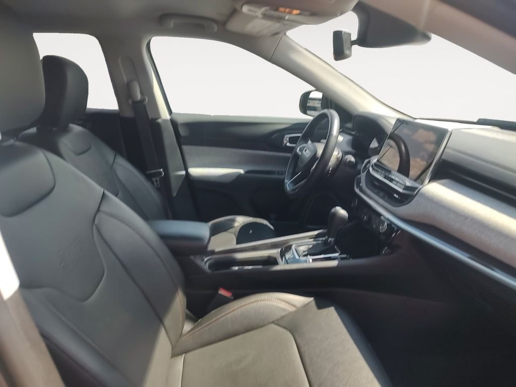 Used 2022 Silver Jeep Latitude Lux image 15