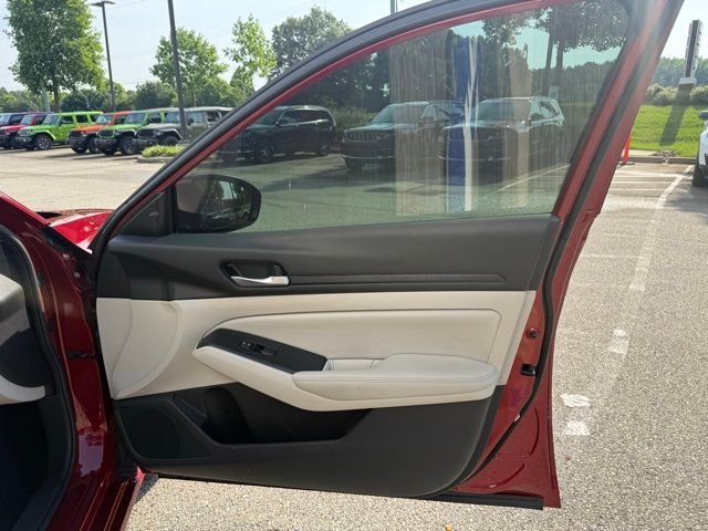 Used 2024 Red Nissan 2.5 SV image 28