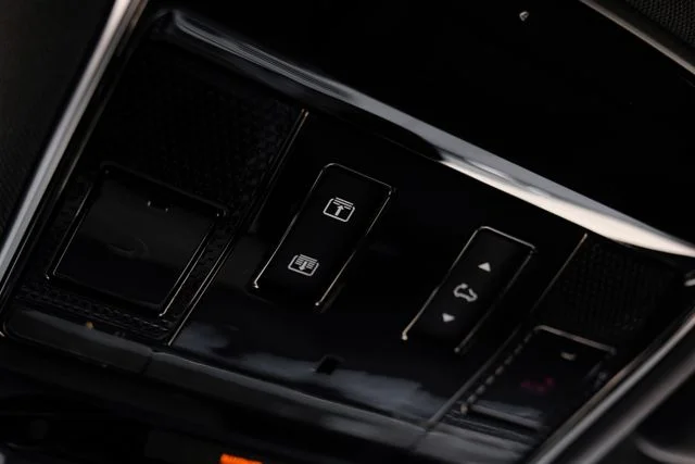 New 2026 Santorini Black Land Rover Dynamic SE image 34