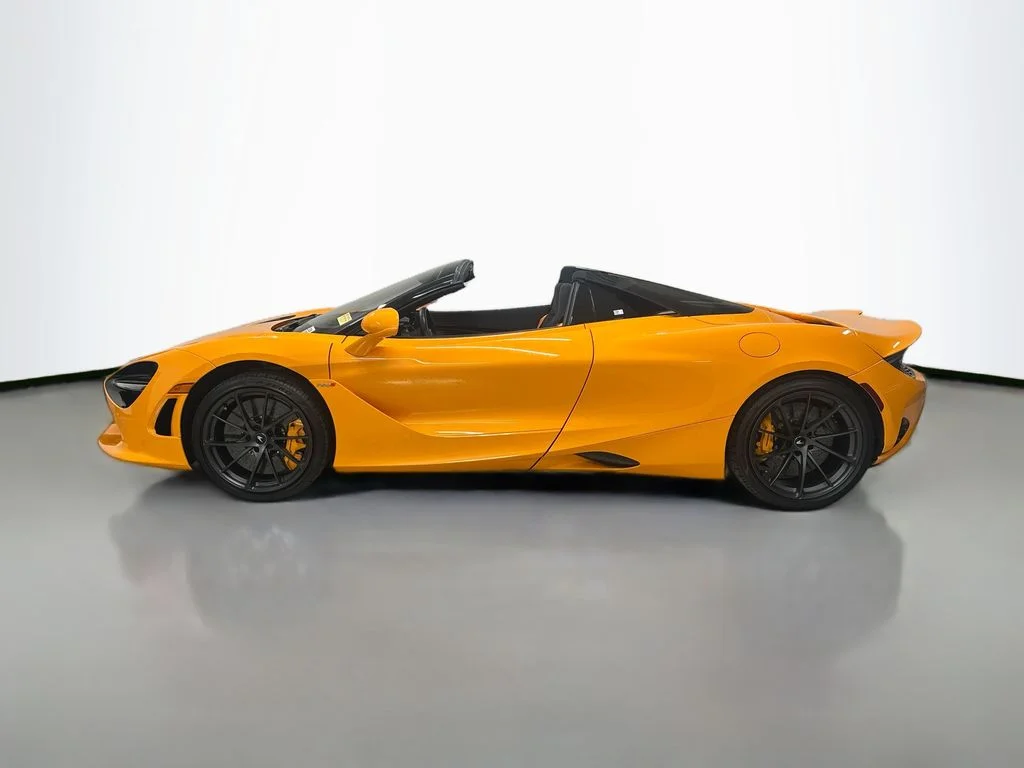 Used 2025  McLaren  image 2