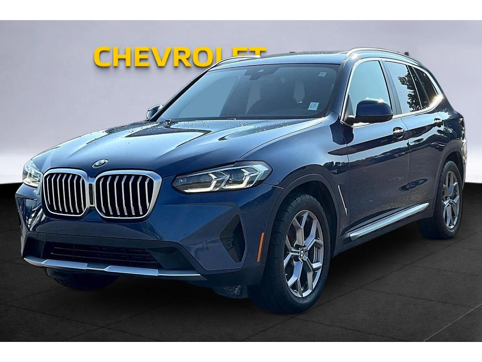 Used 2024  BMW sDrive30i image 9