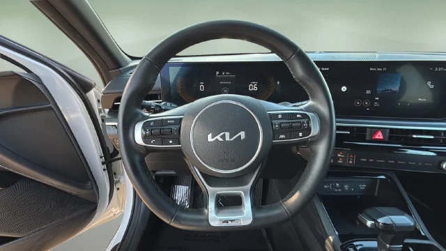 Used 2025 White Kia GT-Line image 12
