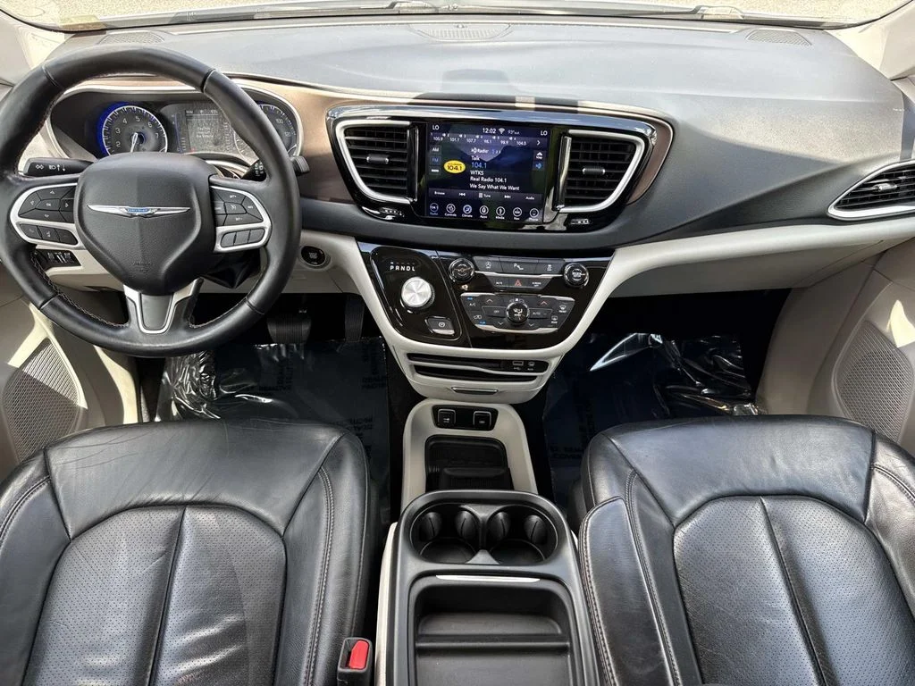 Used 2018 White Chrysler Touring L image 19