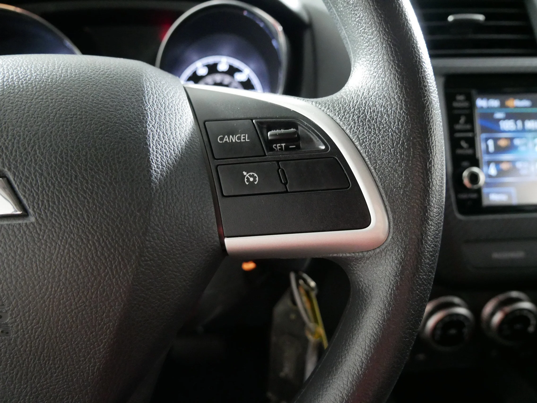 Used 2025 White Diamond Mitsubishi ES image 28