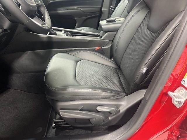 New 2026 Red Hot Pearl-Coat Exterior Paint Jeep Latitude image 7