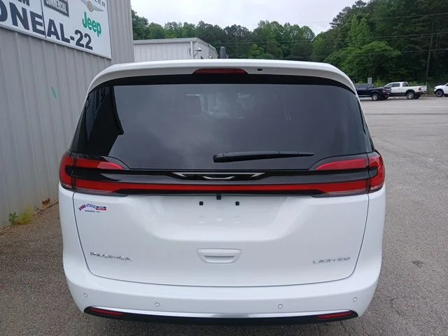 New 2027 Bright White Clear-Coat Exterior Paint Chrysler Limited image 4