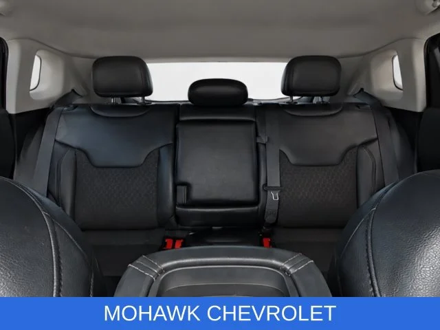 Used 2021  Jeep Latitude image 21