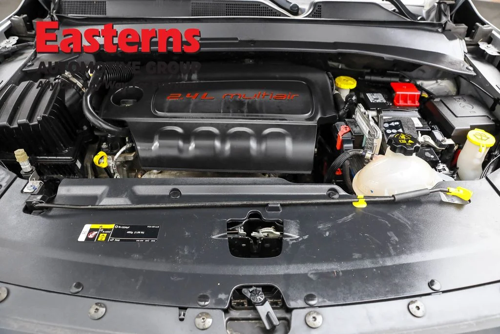 Used 2022 Silver Jeep Latitude image 7