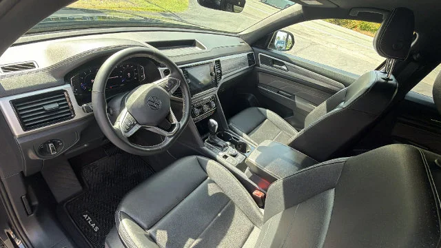 Used 2023 Black Volkswagen 2.0T SE w/Technology image 18