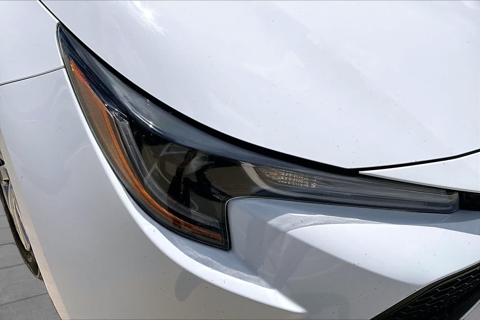 Used 2022 White Toyota LE image 27