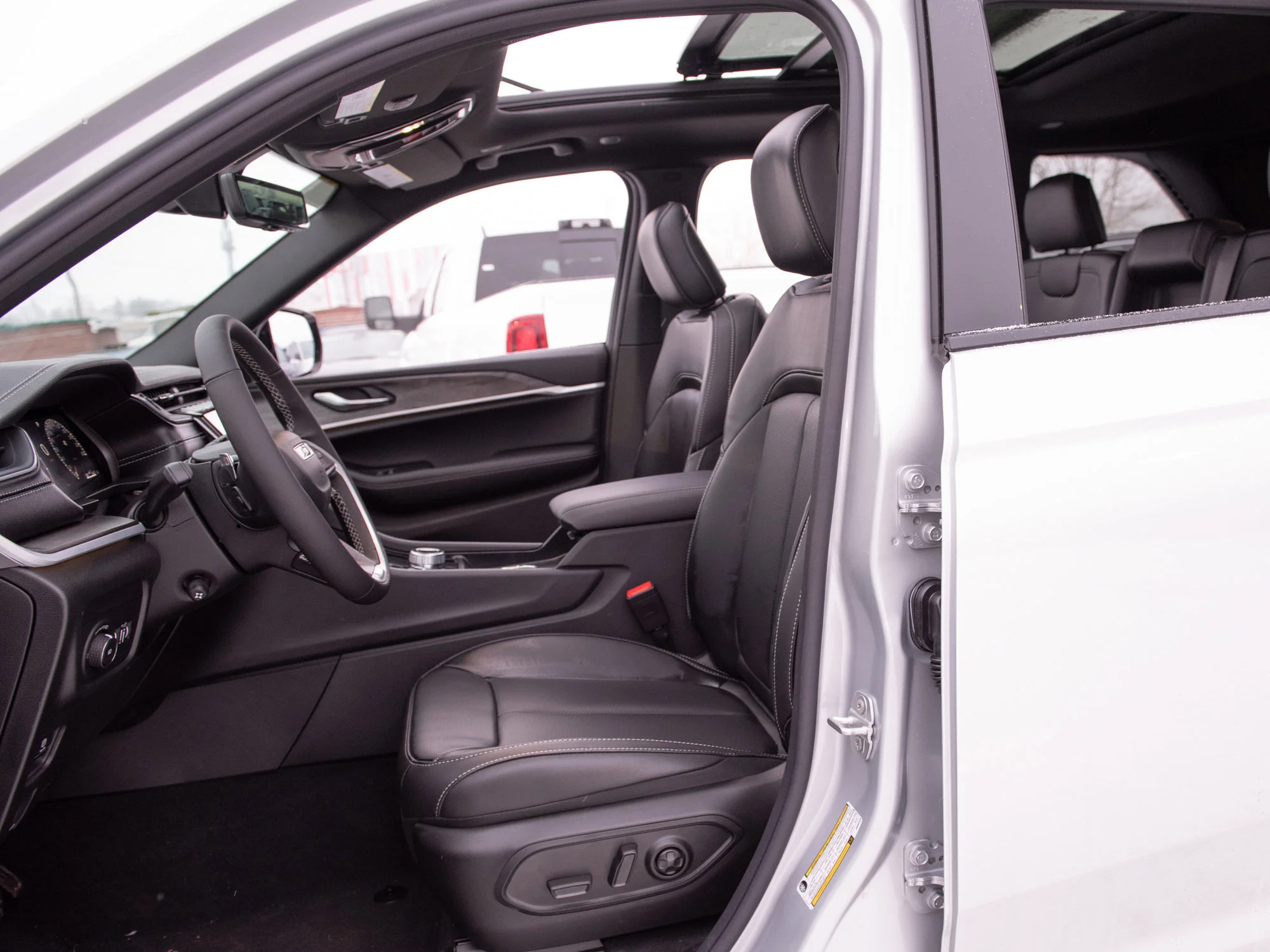 New 2025 Silver Jeep Limited* image 21