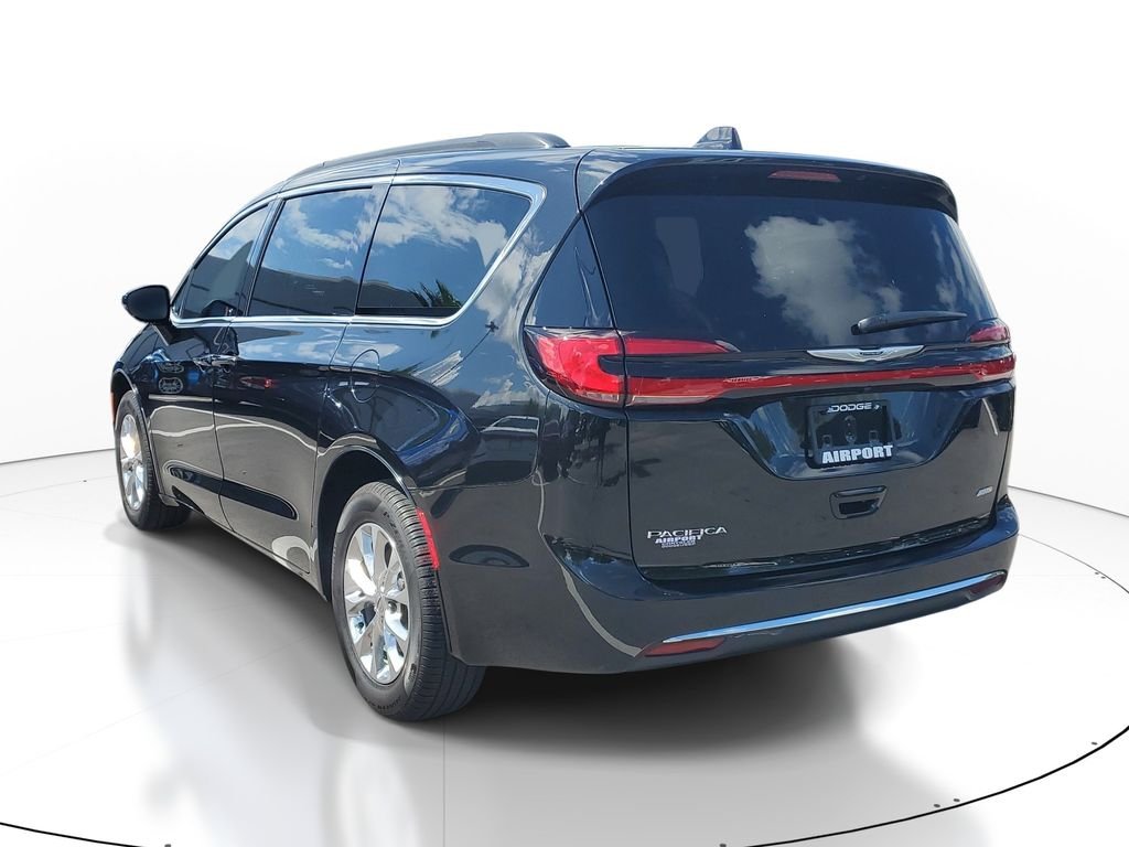 Used 2022 Black Chrysler Touring L image 4
