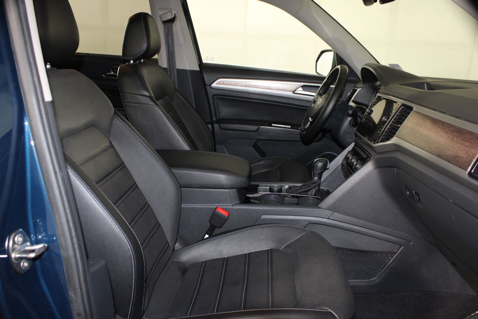 Used 2019 Blue Volkswagen SEL Premium image 16