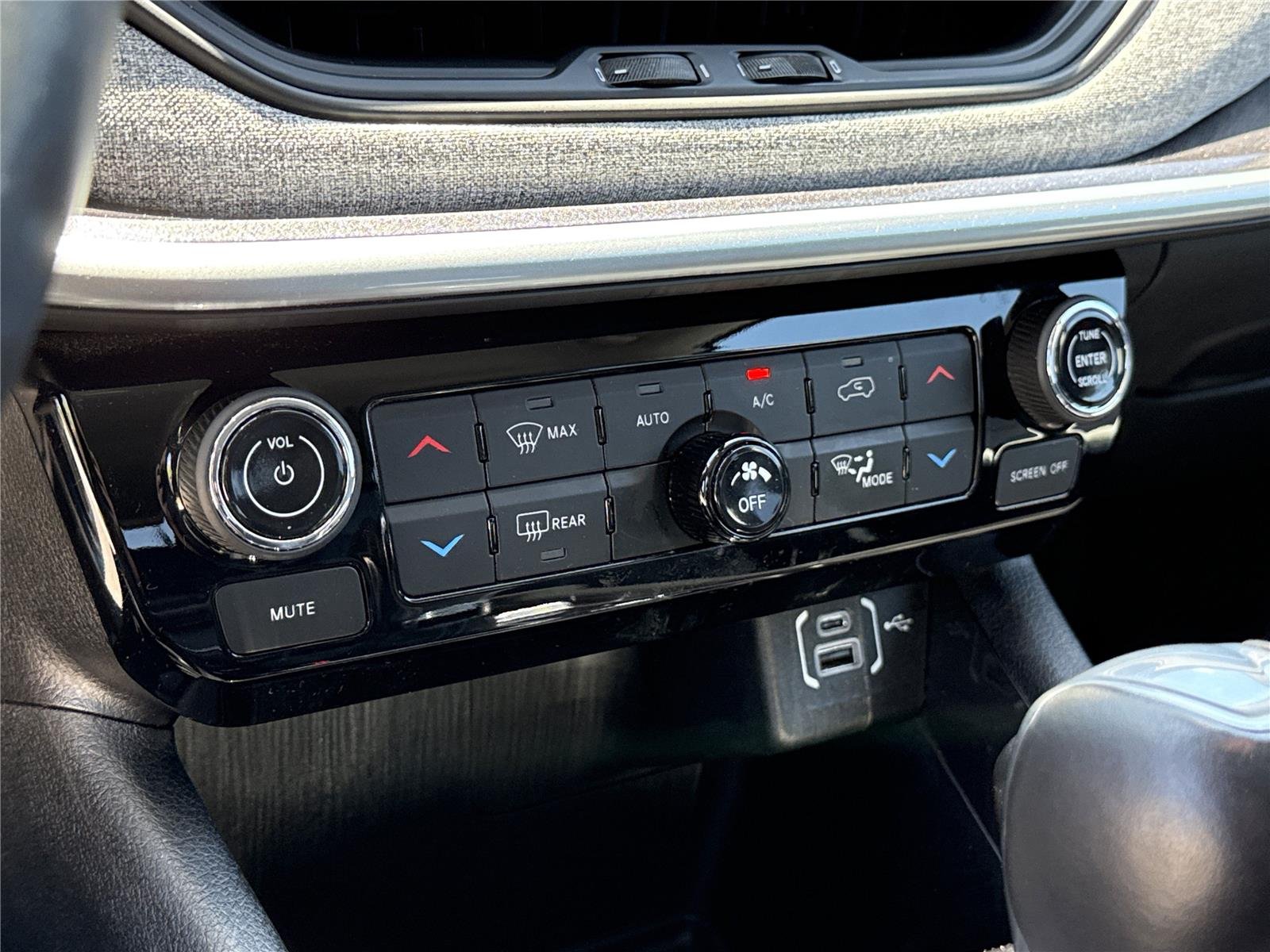 Used 2022 Laser Blue Pearlcoat Jeep Latitude image 28
