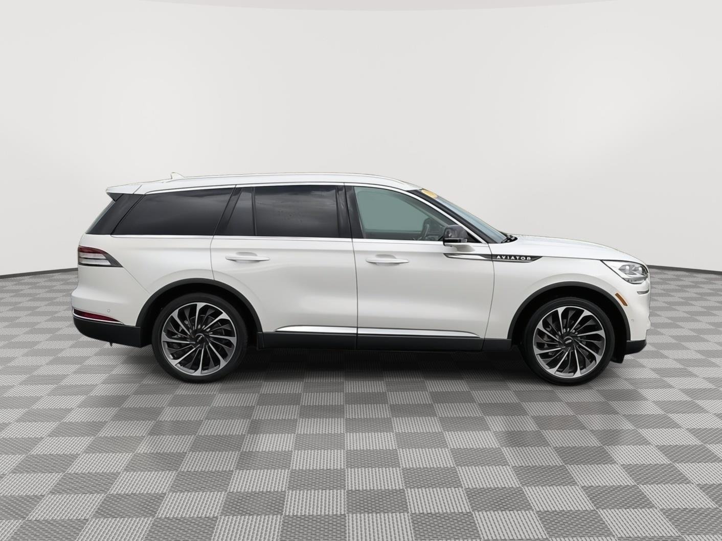 Used 2020 Pristine White Metallic Tri-Coat Lincoln Reserve image 28