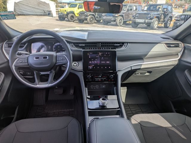 New 2025 Bright White Clear-Coat Exterior Paint Jeep Laredo image 22