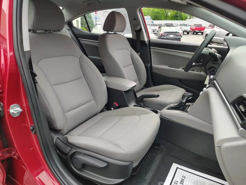 Used 2020 Red Hyundai SE image 19