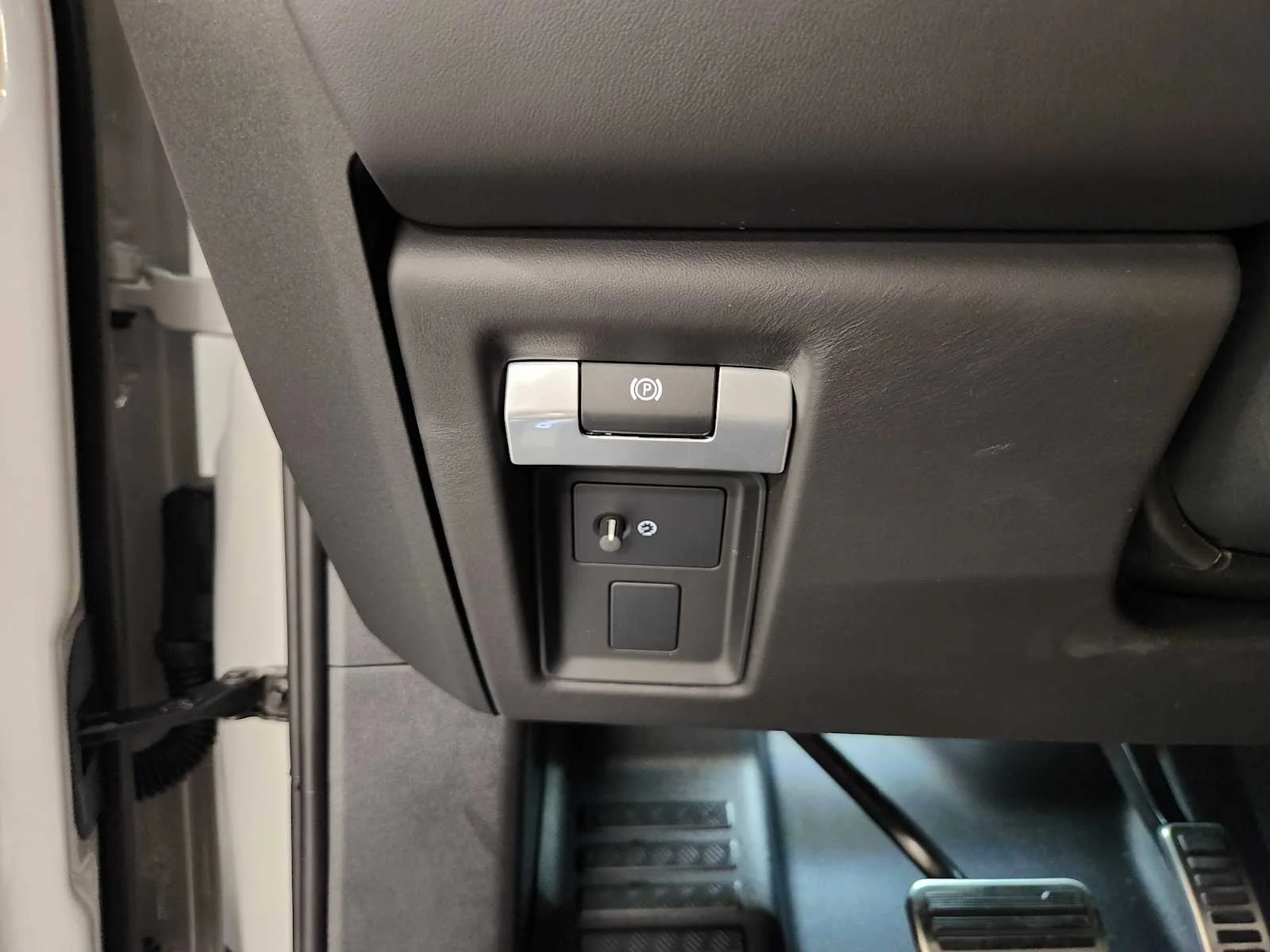 New 2026 Borasco Grey Metallic Land Rover OCTA image 40