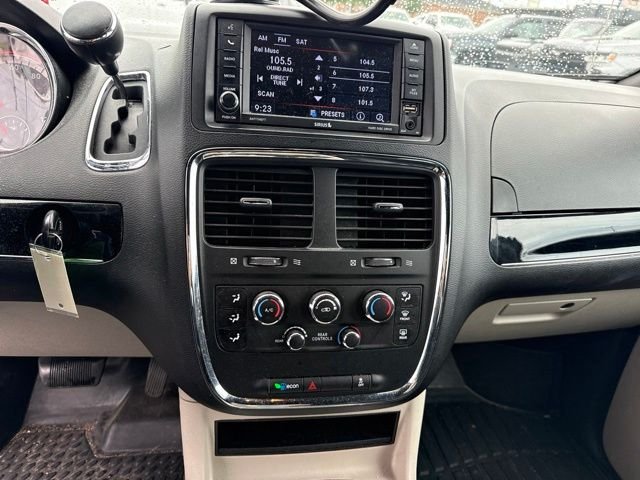 Used 2018 Gray Dodge SXT image 19