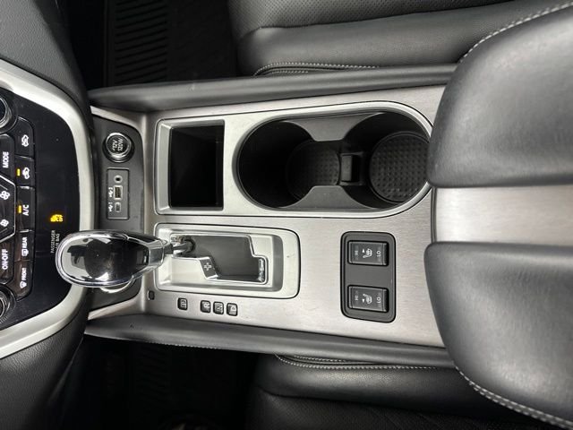 Used 2020 White Nissan SL image 20