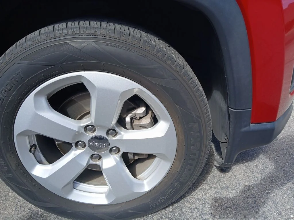 Used 2019 Red Jeep Latitude image 3