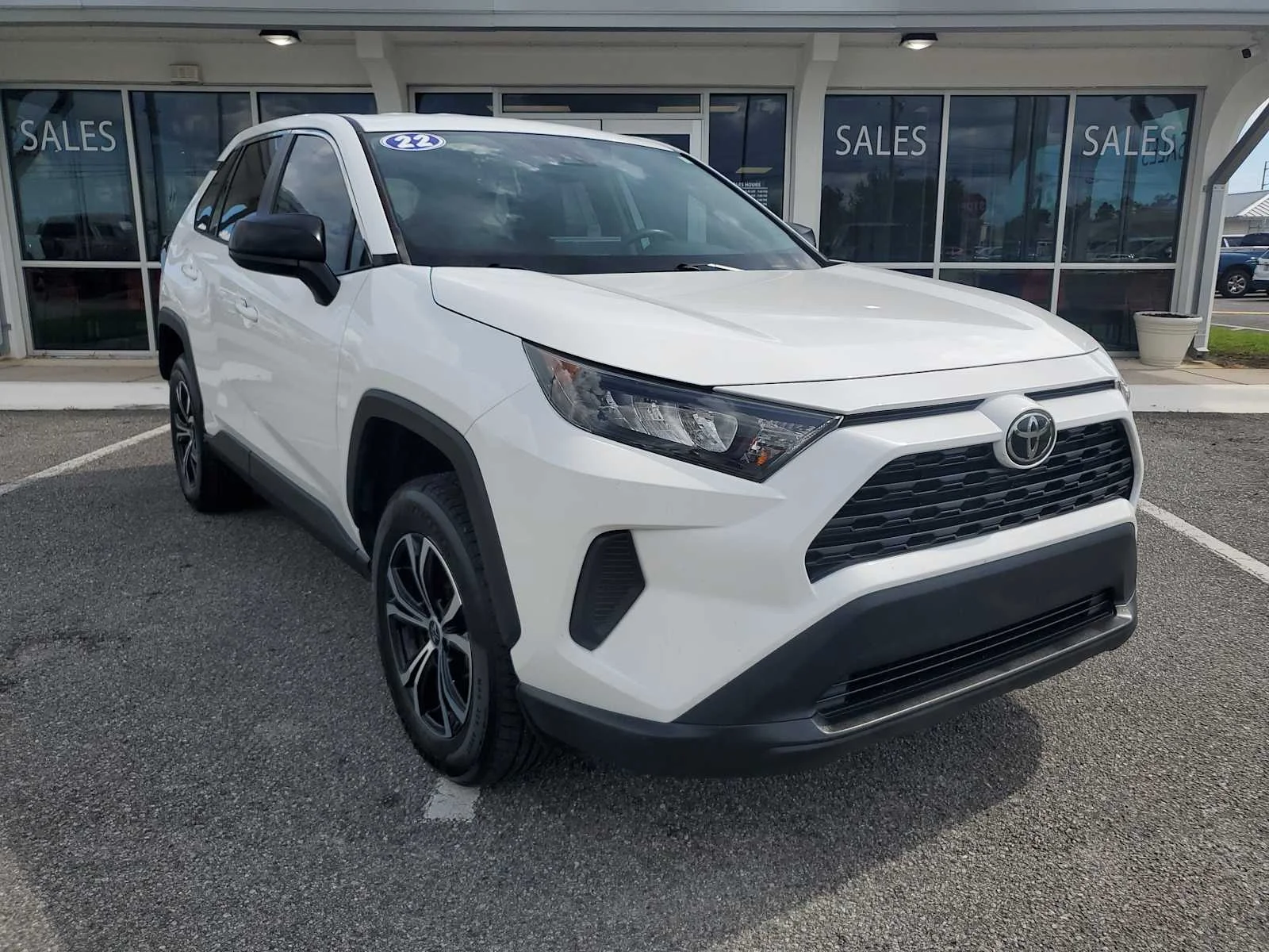 Used 2022 White White Toyota LE image 10
