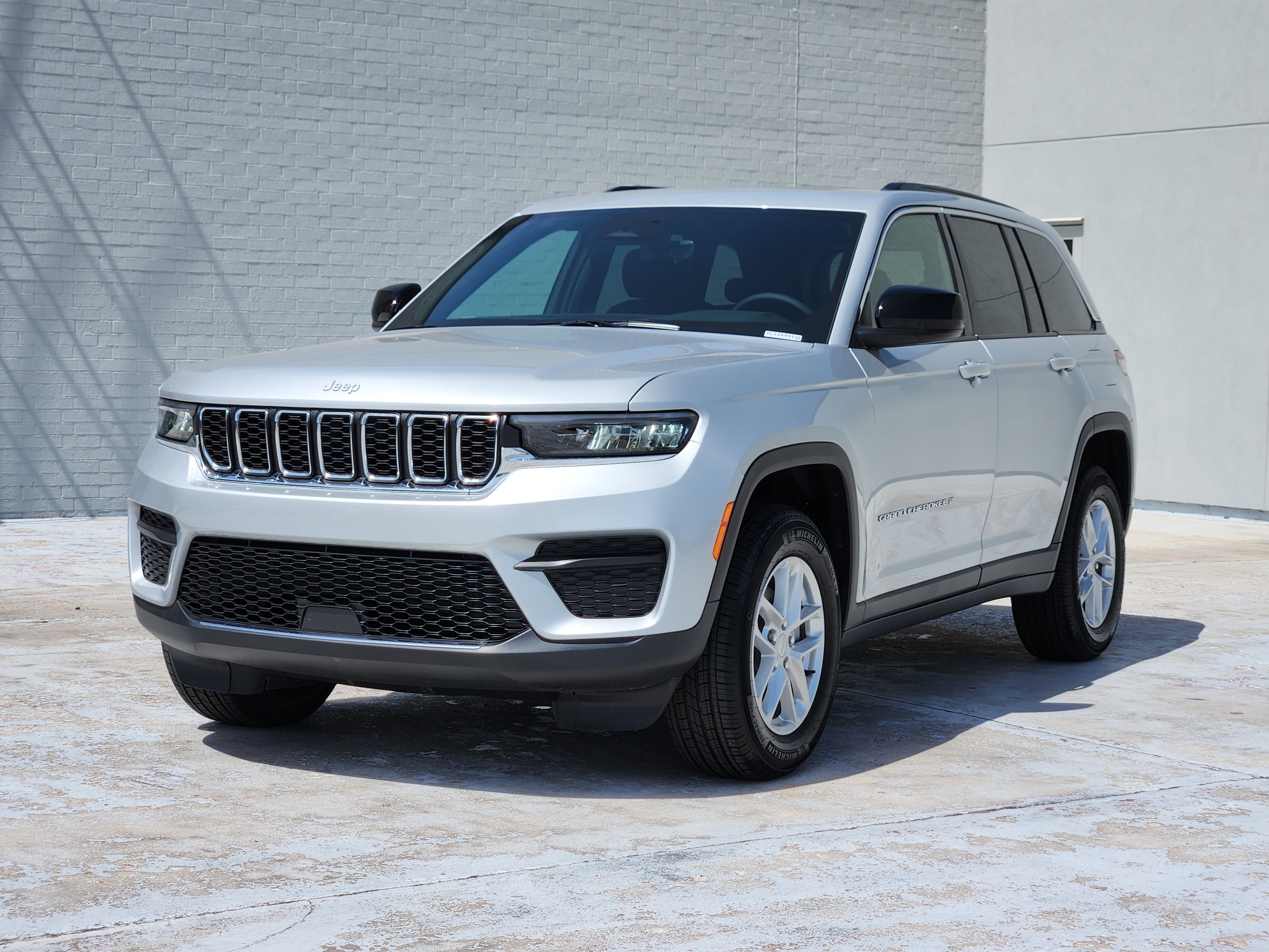 New 2026 Silver Zynith Exterior Paint Jeep Laredo X image 2