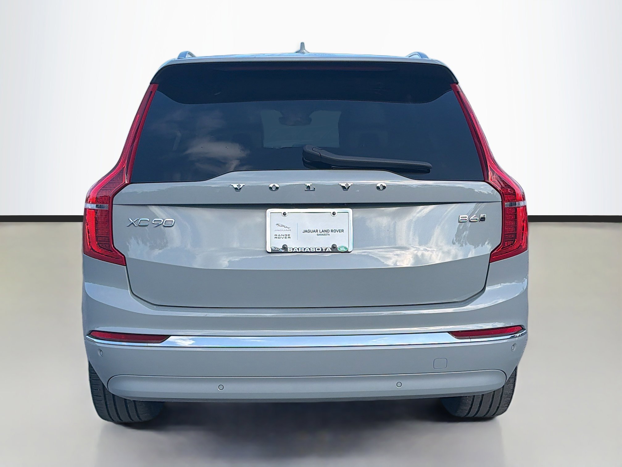 Used 2024 Vapour Gray Metallic Volvo Plus Bright Theme image 4