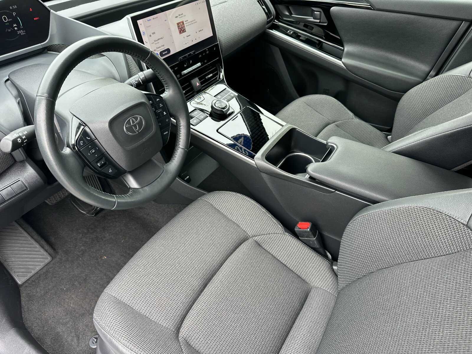 Used 2023 Pearl Toyota XLE 4D Sport Utility image 10
