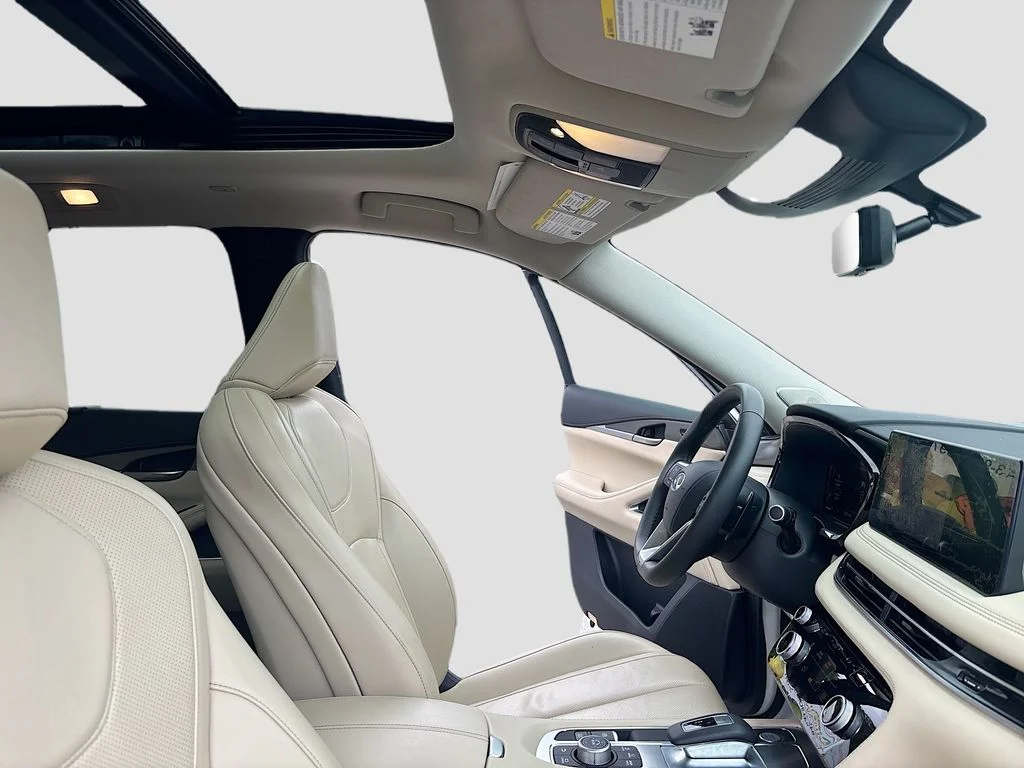 Used 2025 White INFINITI LUXE image 29