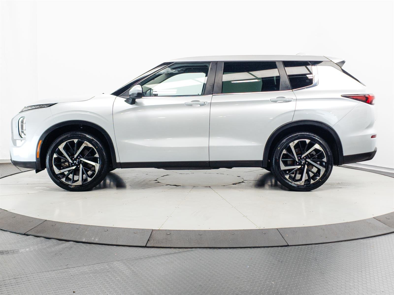 Used 2022 White Mitsubishi ES image 7