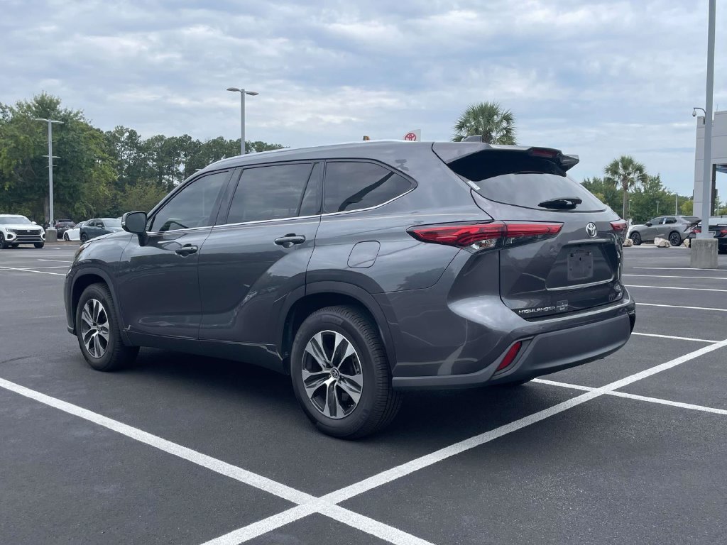 Used 2020 Gray Toyota XLE image 5