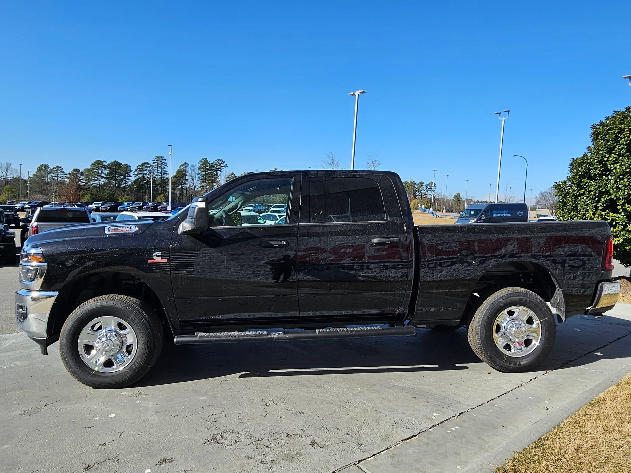 New 2026 Diamond Black Crystal Pearl-Coat Exterior Paint RAM Tradesman image 4