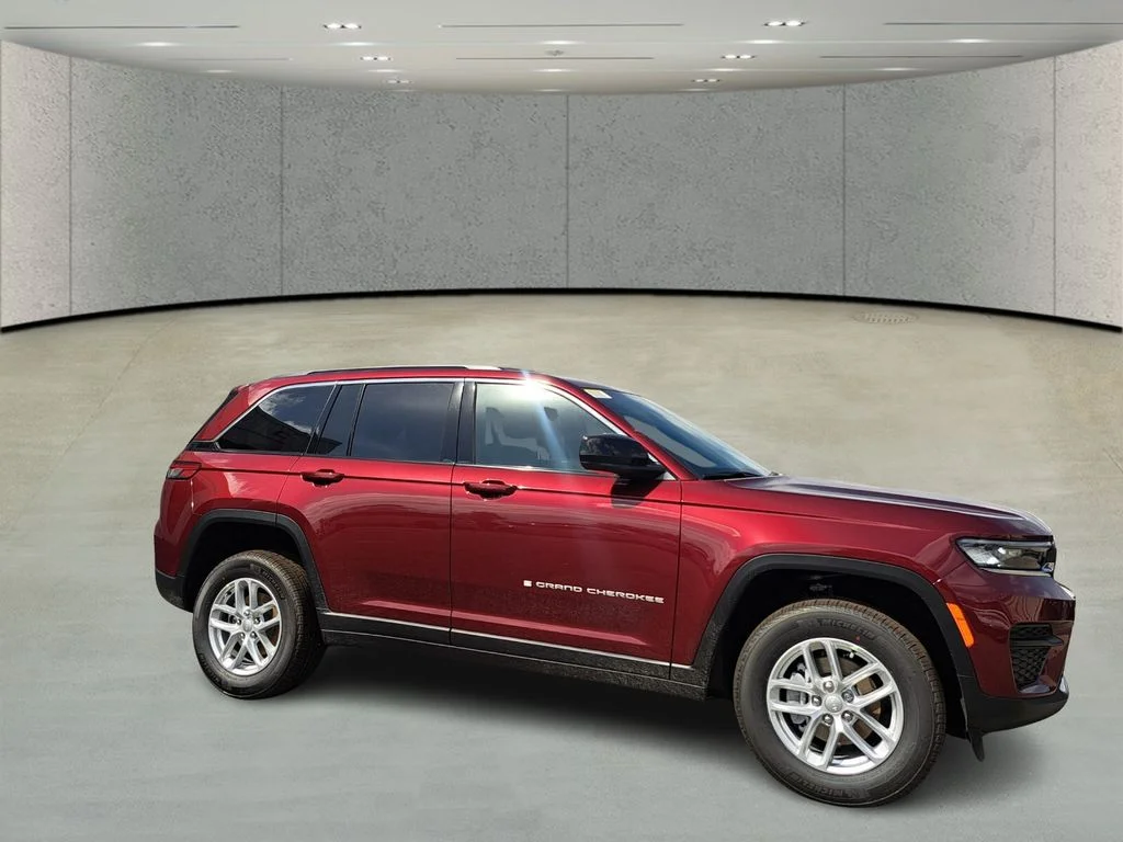 New 2026 Velvet Red Pearl-Coat Exterior Paint Jeep Laredo image 3