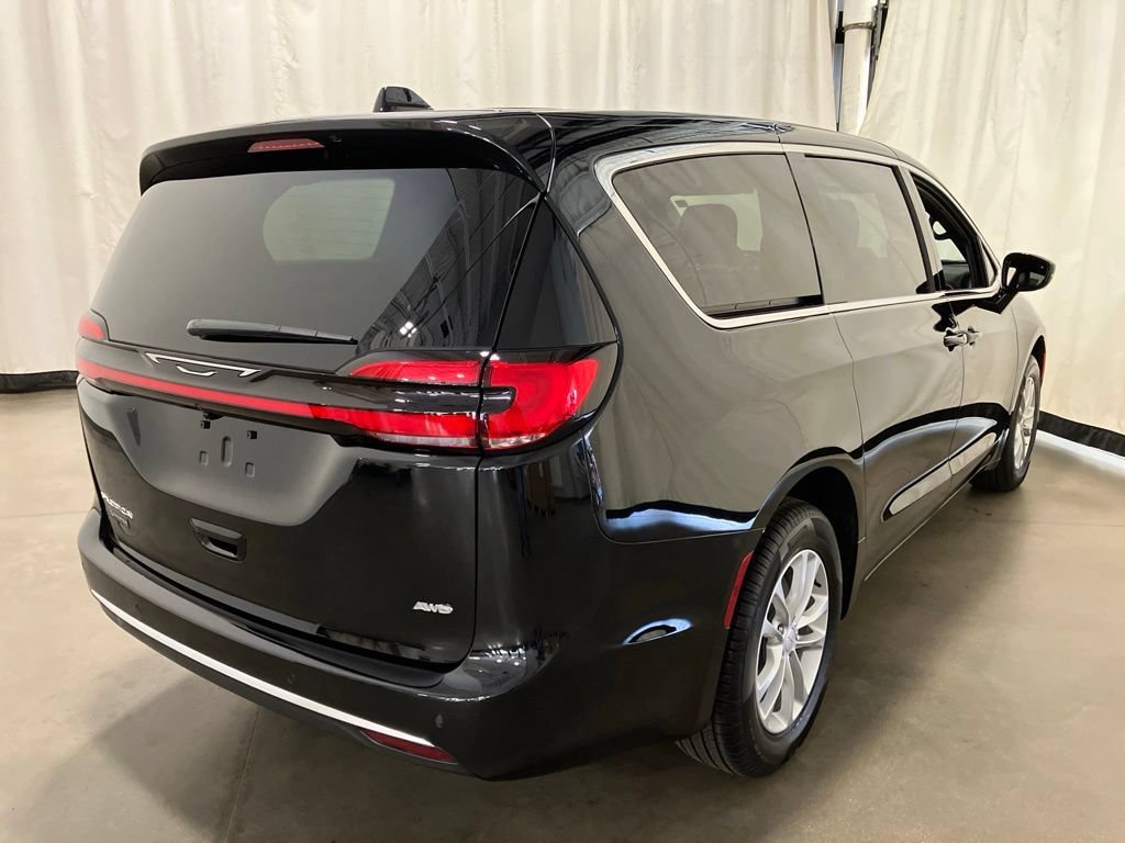 New 2027 Diamond Black Crystal Pearl-Coat Exterior Paint Chrysler Select image 26