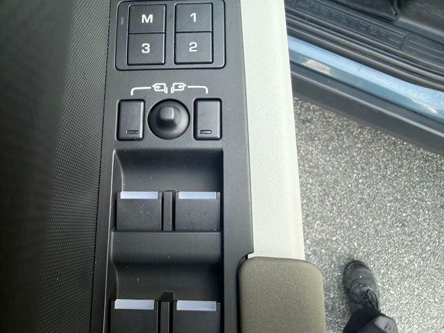 Used 2023 Blue Land Rover SE image 17
