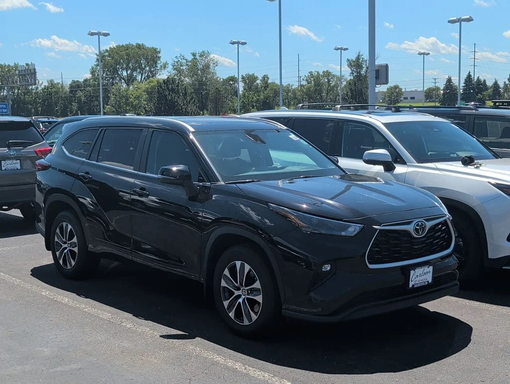 Used 2023 Toyota Highlander XLE with VIN 5TDKDRBH7PS021309 for sale in Minneapolis, Minnesota