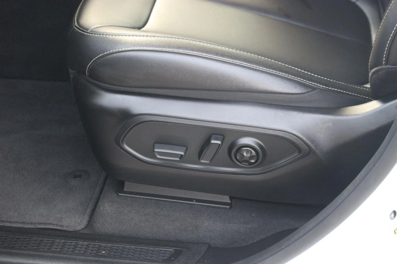Used 2024 White Jeep Limited image 18