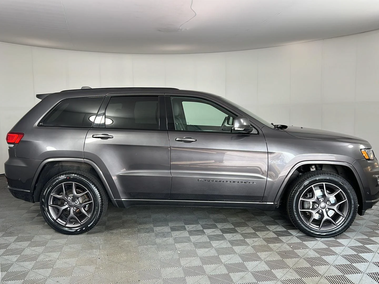 Used 2021 Granite Crystal Metallic Clearcoat Jeep 80th Anniversary image 3