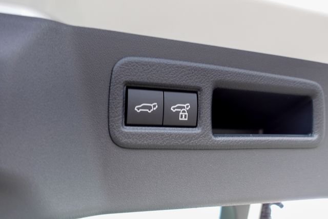 New 2026 Wind Chill Pearl <sup>1</sup> Toyota  SE image 28