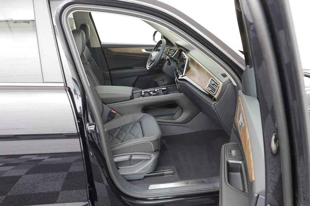 New 2026 Deep Black Volkswagen 2.0T SE w/Technology image 20