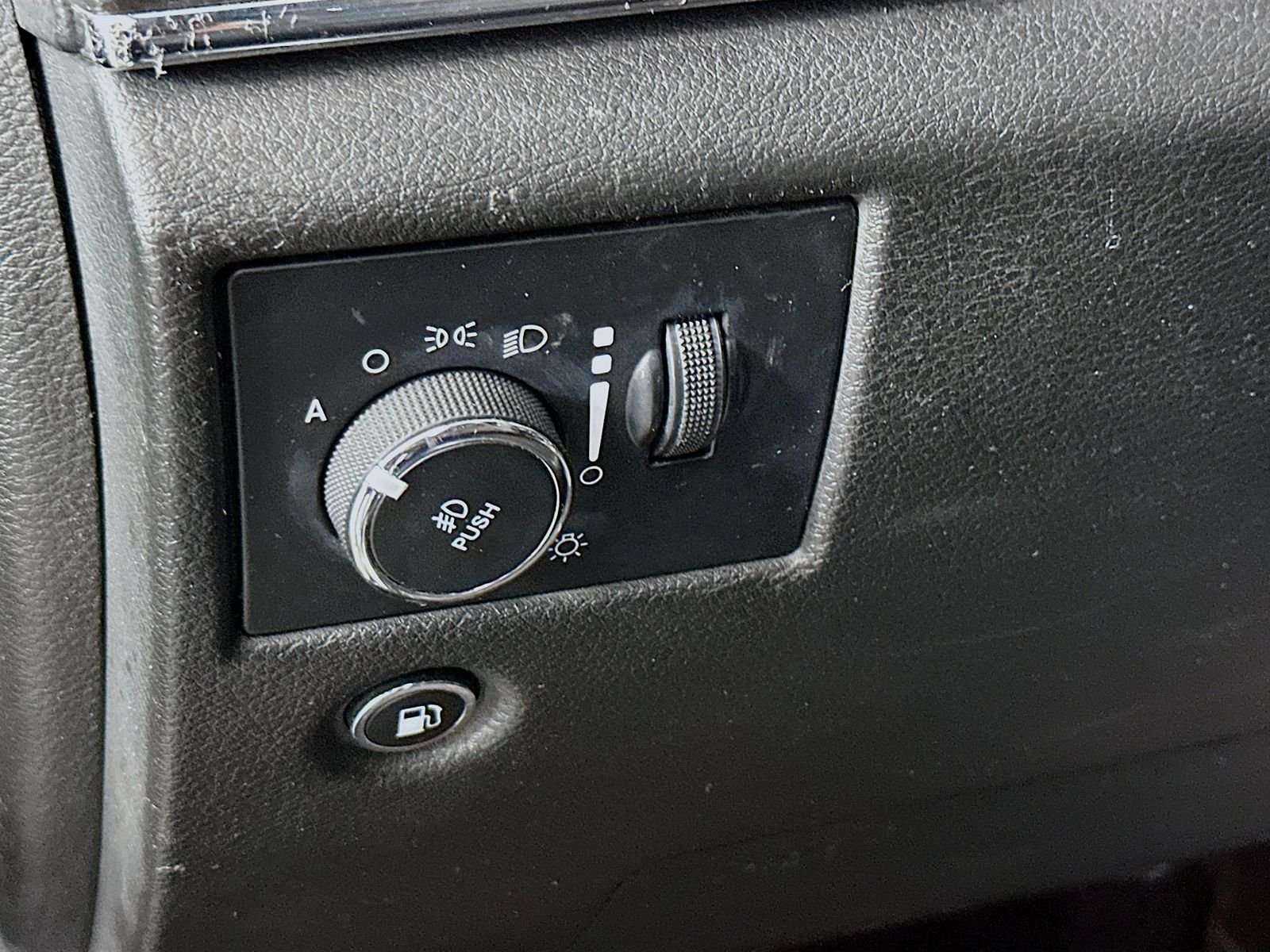 Used 2018 Diamond Black Jeep Limited image 10