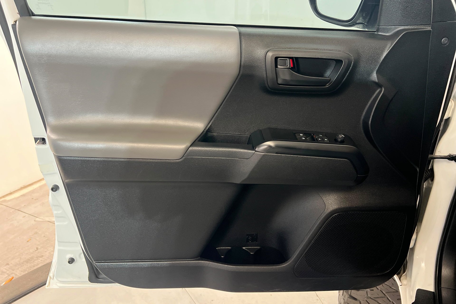 Used 2022 White Toyota SR image 11