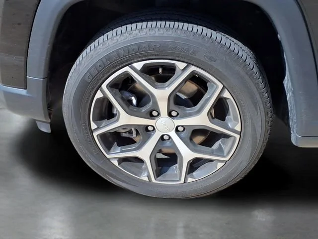 Used 2024  Jeep Latitude image 18
