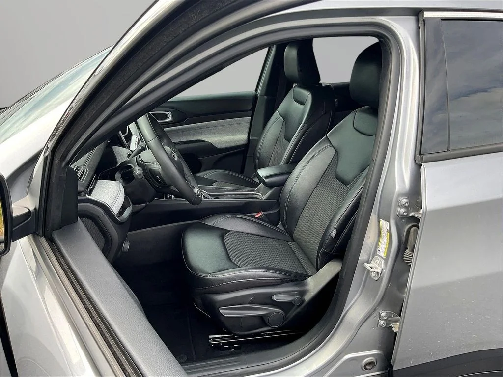 Used 2024 Silver Zynith Metallic Clearcoat Jeep Latitude image 24