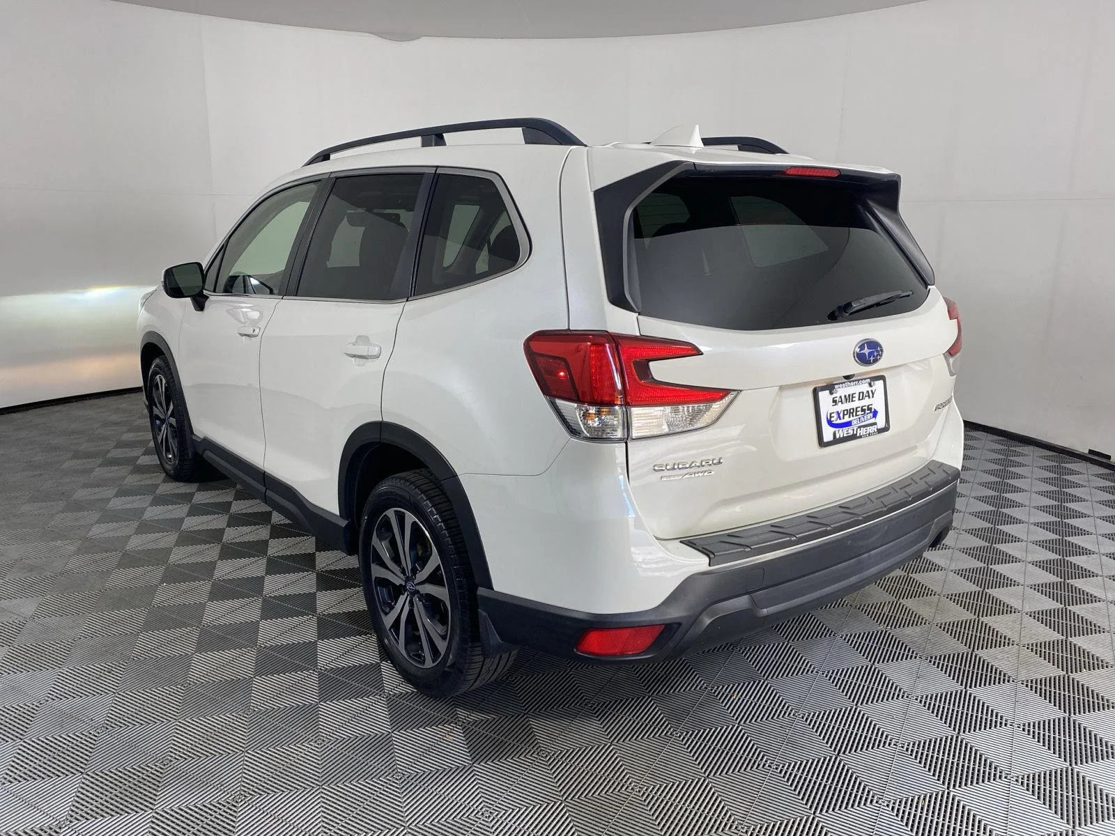 Used 2019 Crystal White Pearl Subaru Limited image 5