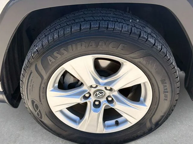 Used 2020 Silver Toyota XLE image 11
