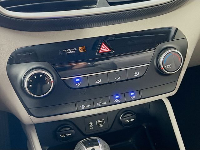 Used 2020 White Hyundai SE image 18