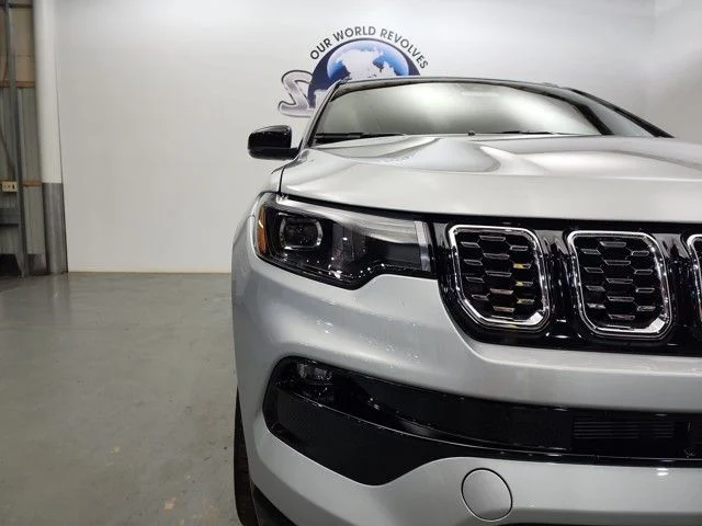 New 2025 Silver Zynith Metallic Clear-Coat Exterior Paint Jeep Limited image 33