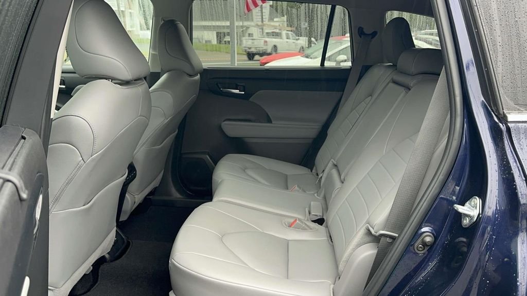Used 2024  Toyota XLE image 15